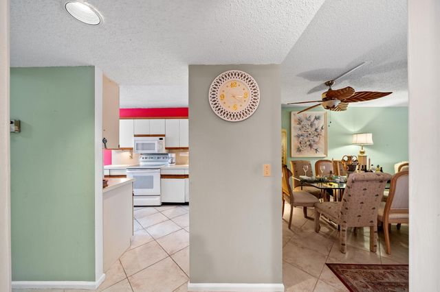 5306 Cedar Lake Drive 203, Boynton Beach, FL 33437