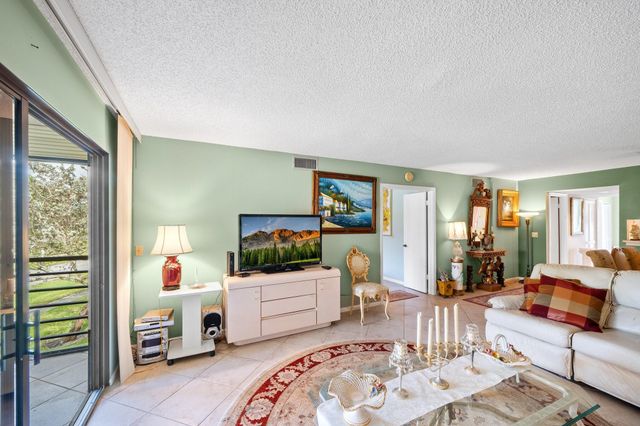 5306 Cedar Lake Drive 203, Boynton Beach, FL 33437