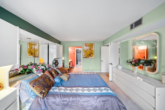 5306 Cedar Lake Drive 203, Boynton Beach, FL 33437