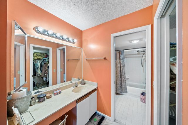 5306 Cedar Lake Drive 203, Boynton Beach, FL 33437