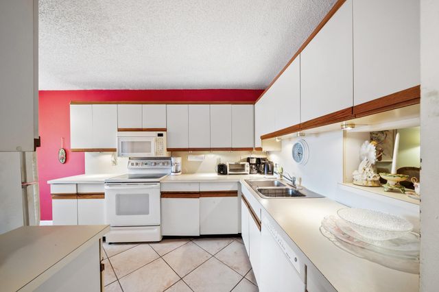 5306 Cedar Lake Drive 203, Boynton Beach, FL 33437