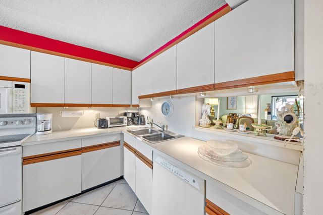 5306 Cedar Lake Drive 203, Boynton Beach, FL 33437