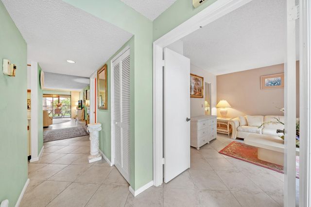 5306 Cedar Lake Drive 203, Boynton Beach, FL 33437