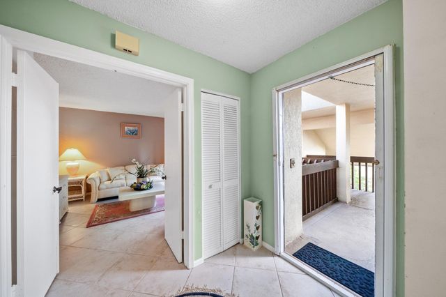 5306 Cedar Lake Drive 203, Boynton Beach, FL 33437
