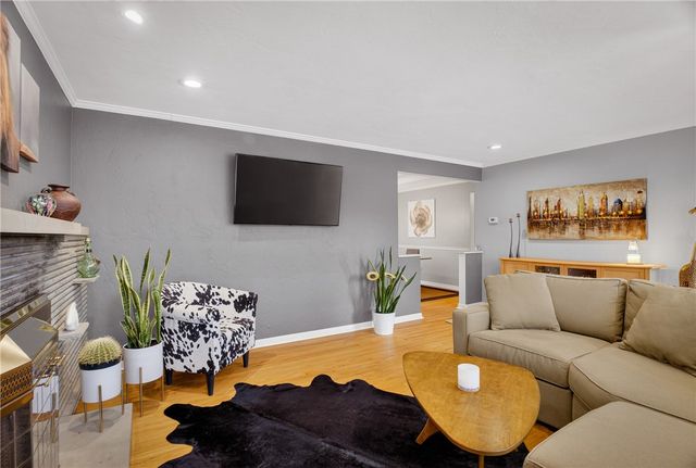 821 Bethany Dr, Mt Lebanon, PA 15243