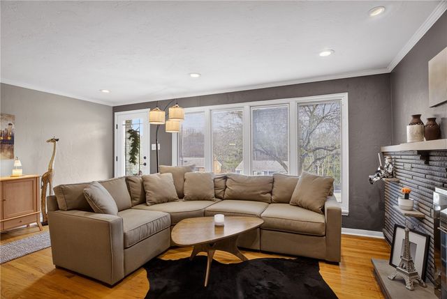 821 Bethany Dr, Mt Lebanon, PA 15243