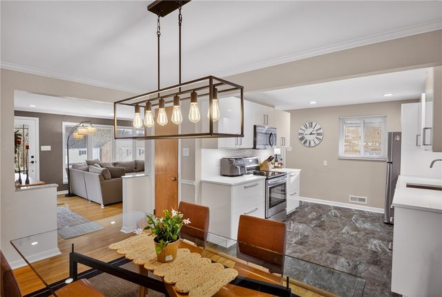 821 Bethany Dr, Mt Lebanon, PA 15243