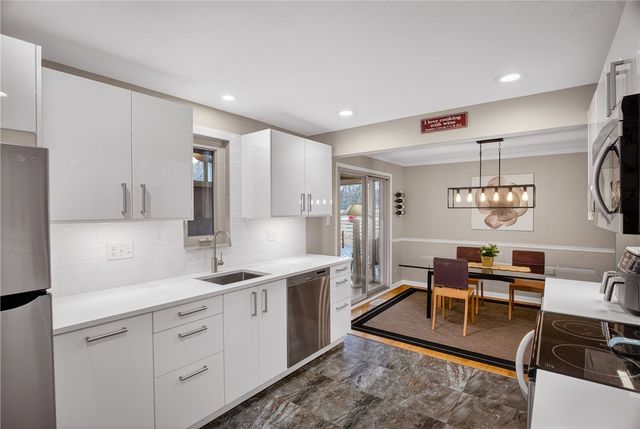 821 Bethany Dr, Mt Lebanon, PA 15243