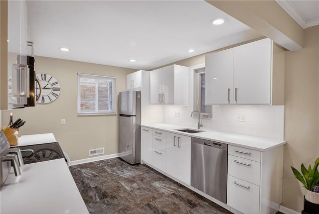 821 Bethany Dr, Mt Lebanon, PA 15243