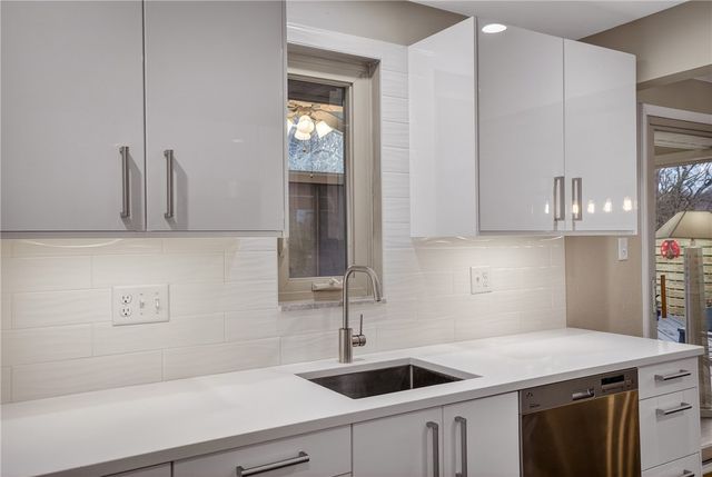 821 Bethany Dr, Mt Lebanon, PA 15243