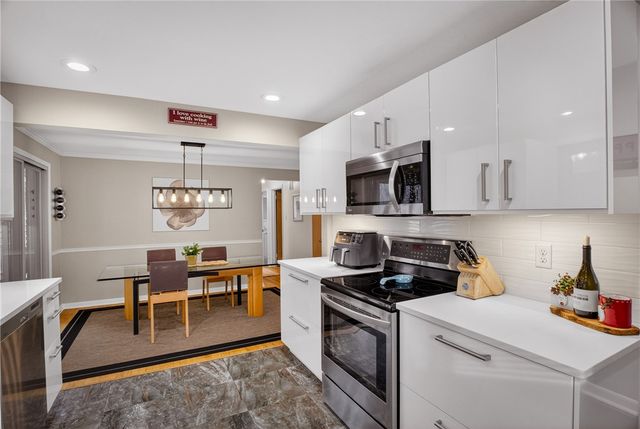 821 Bethany Dr, Mt Lebanon, PA 15243