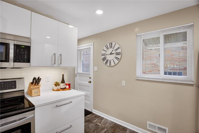 821 Bethany Dr, Mt Lebanon, PA 15243