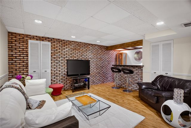 821 Bethany Dr, Mt Lebanon, PA 15243