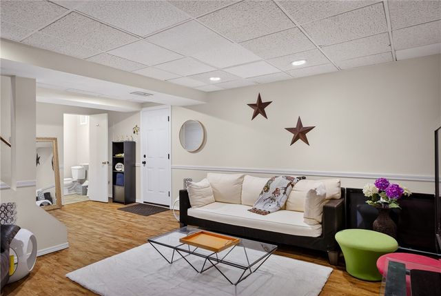 821 Bethany Dr, Mt Lebanon, PA 15243