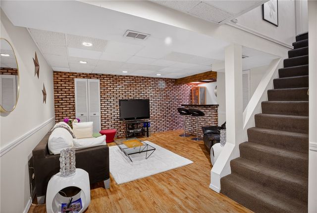 821 Bethany Dr, Mt Lebanon, PA 15243