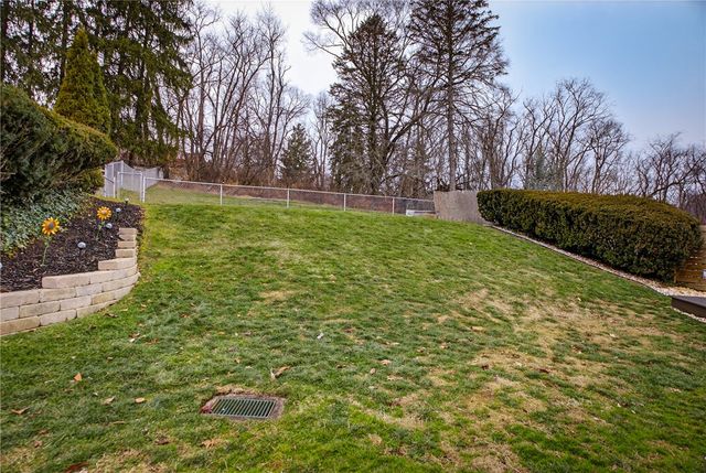 821 Bethany Dr, Mt Lebanon, PA 15243