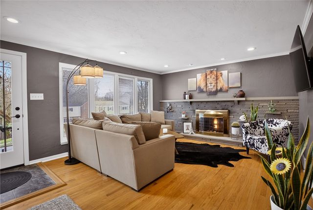 821 Bethany Dr, Mt Lebanon, PA 15243