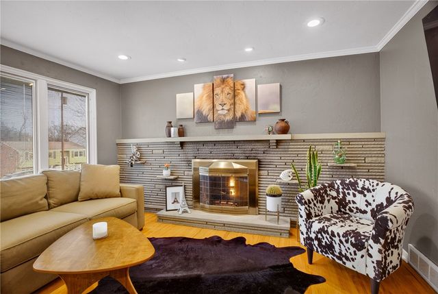 821 Bethany Dr, Mt Lebanon, PA 15243