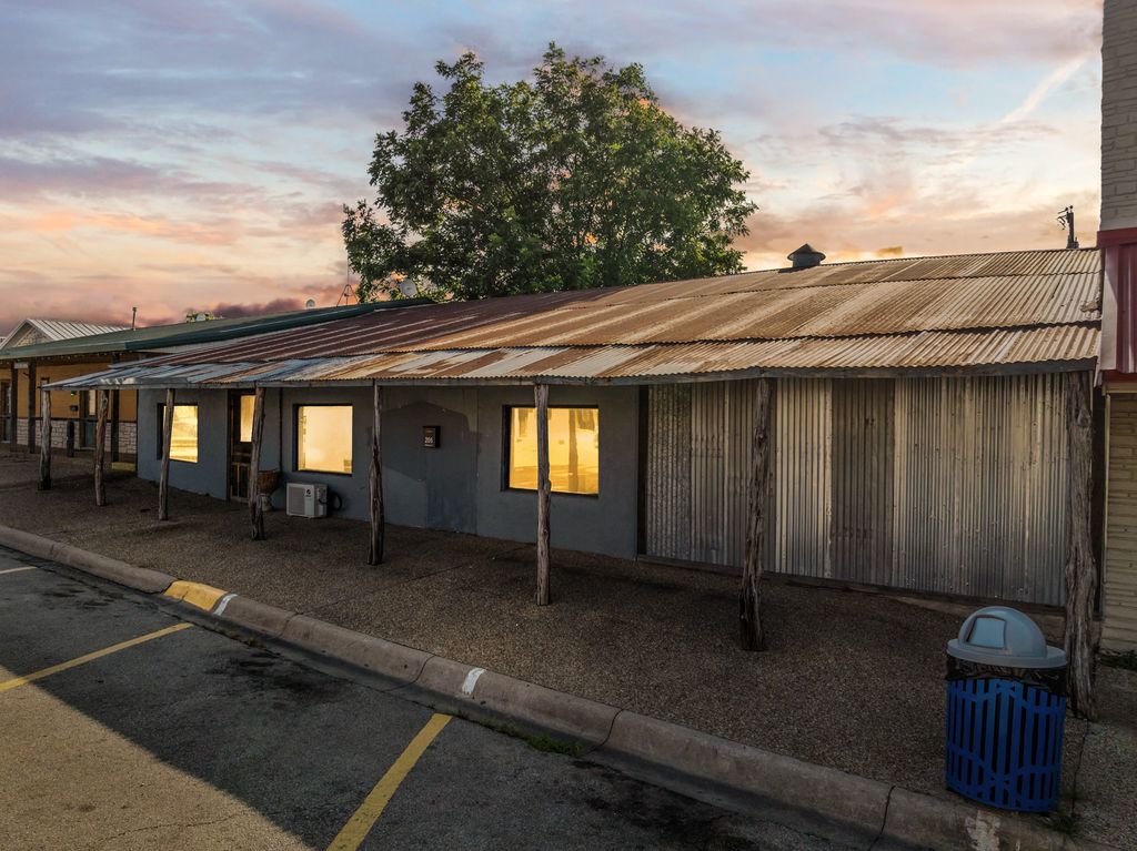 206 N Brazos St, Whitney, TX 76692