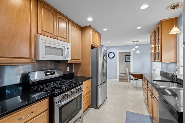 20 Bassett Avenue, Warwick, RI 02889