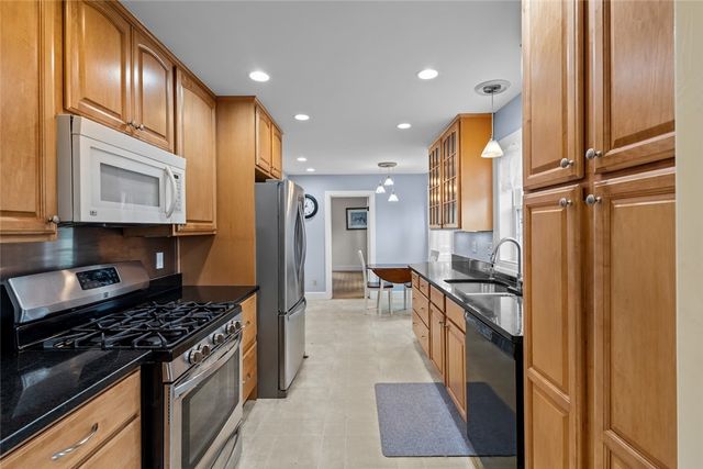 20 Bassett Avenue, Warwick, RI 02889