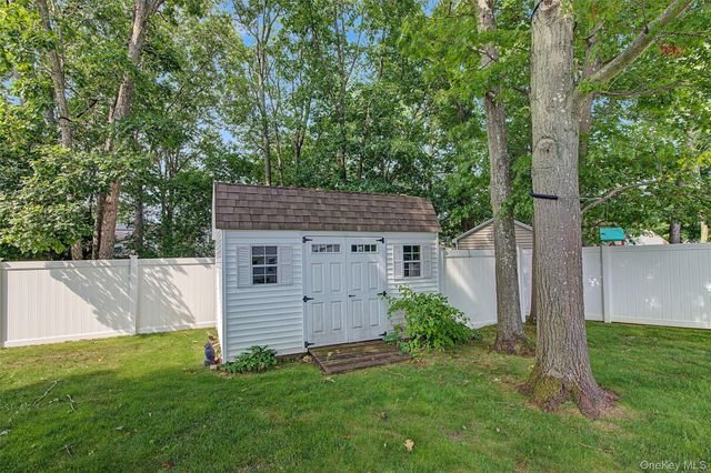 105 Nathan Drive, Bohemia, NY 11716