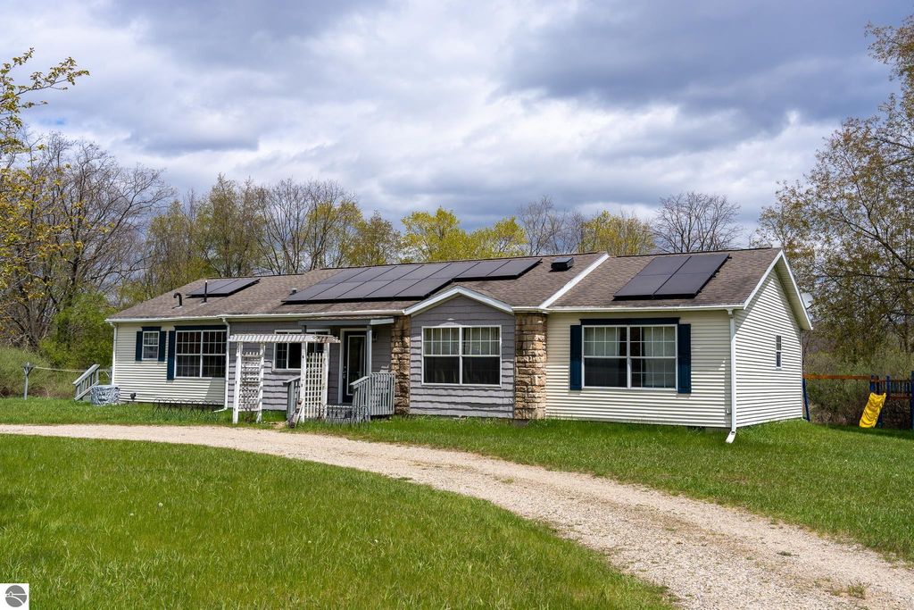 Image 2 of property listing at 464 N Rolland Road, Weidman, MI 48893