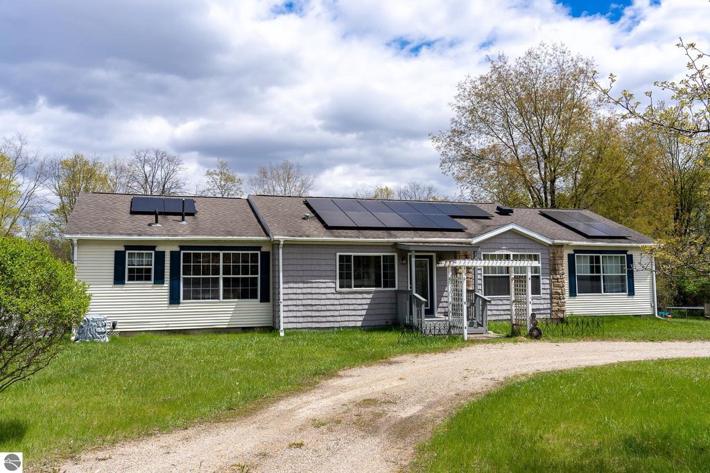 Image 3 of property listing at 464 N Rolland Road, Weidman, MI 48893
