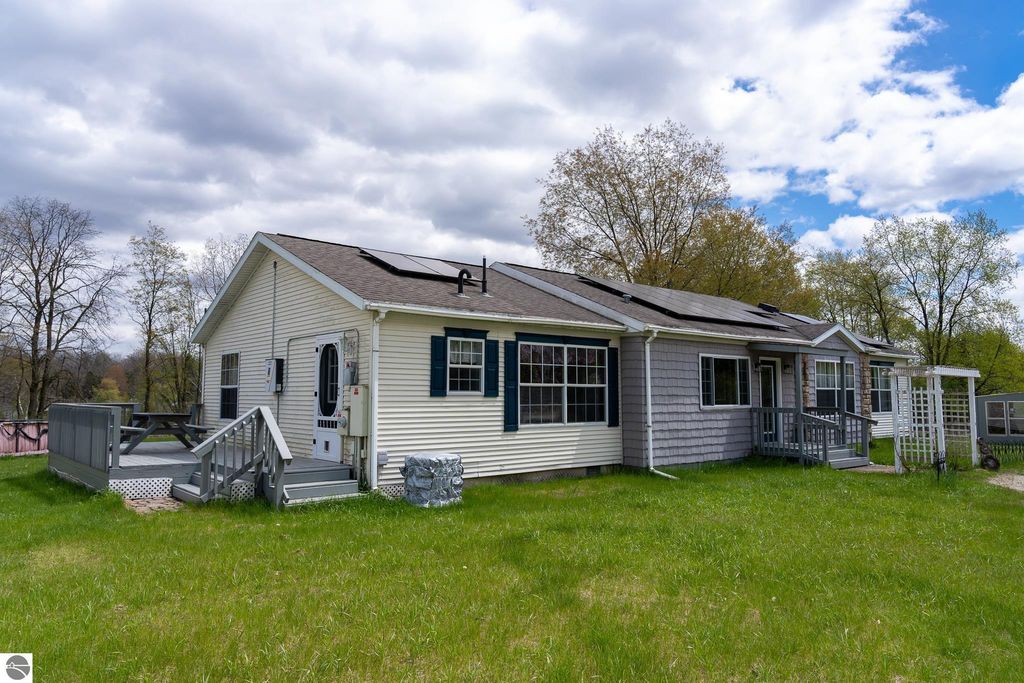 Image 5 of property listing at 464 N Rolland Road, Weidman, MI 48893