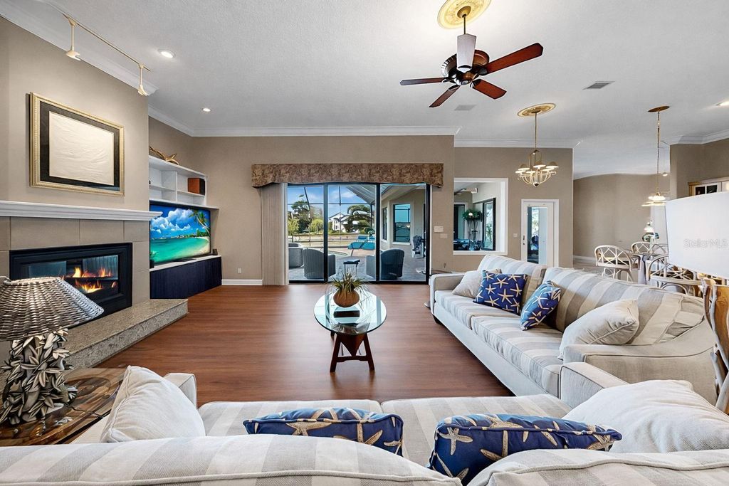 Image 18 of property listing at 960 SYMPHONY ISLES BOULEVARD, Apollo Beach, FL 33572