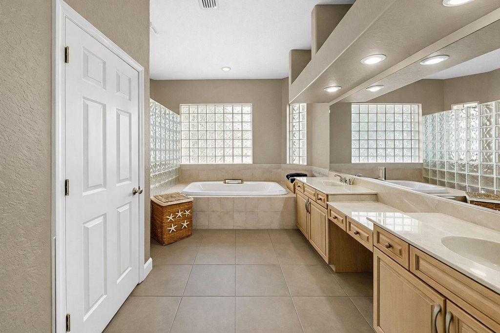 Image 28 of property listing at 960 SYMPHONY ISLES BOULEVARD, Apollo Beach, FL 33572