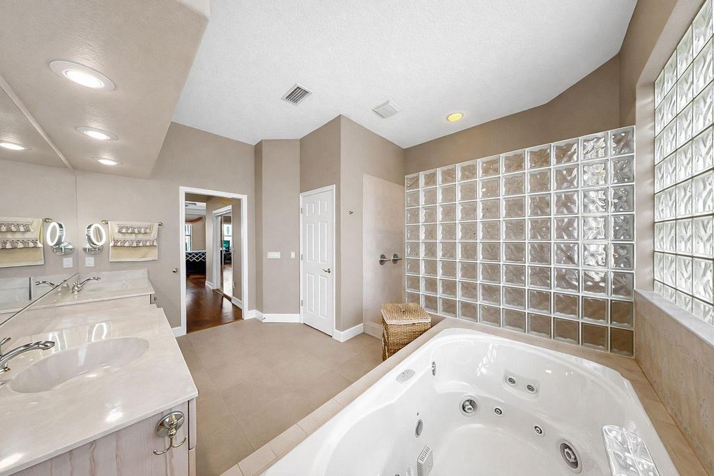 Image 29 of property listing at 960 SYMPHONY ISLES BOULEVARD, Apollo Beach, FL 33572