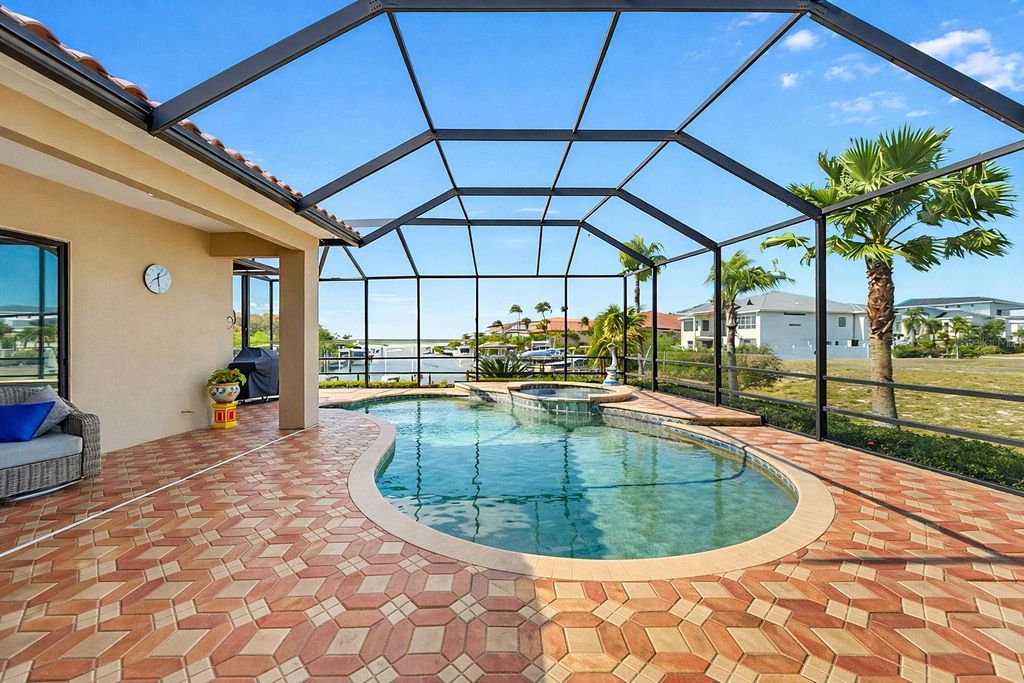 Image 31 of property listing at 960 SYMPHONY ISLES BOULEVARD, Apollo Beach, FL 33572