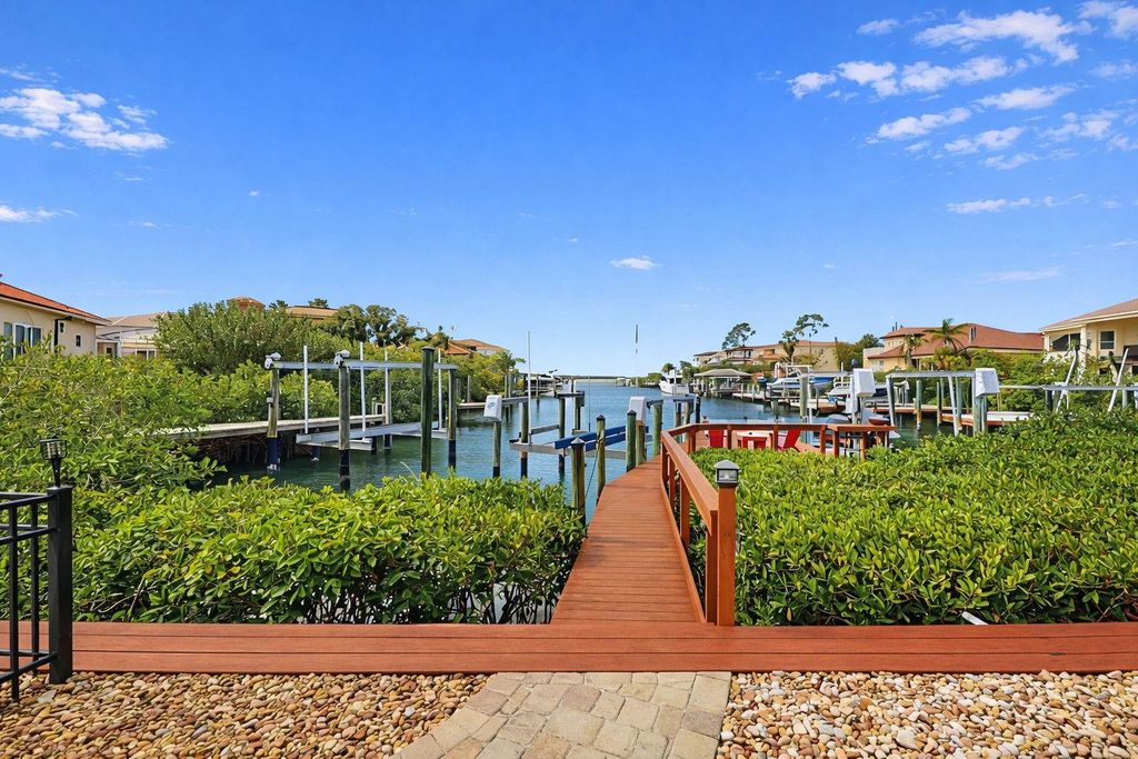 Image 39 of property listing at 960 SYMPHONY ISLES BOULEVARD, Apollo Beach, FL 33572