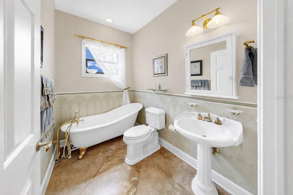 Image 47 of property listing at 960 SYMPHONY ISLES BOULEVARD, Apollo Beach, FL 33572