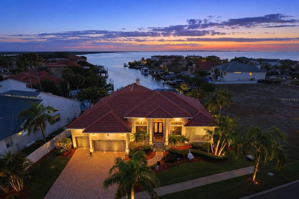 Image 6 of property listing at 960 SYMPHONY ISLES BOULEVARD, Apollo Beach, FL 33572