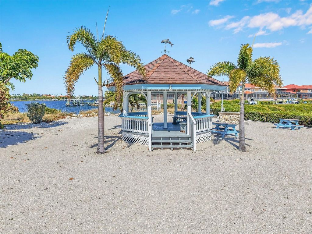 Image 66 of property listing at 960 SYMPHONY ISLES BOULEVARD, Apollo Beach, FL 33572