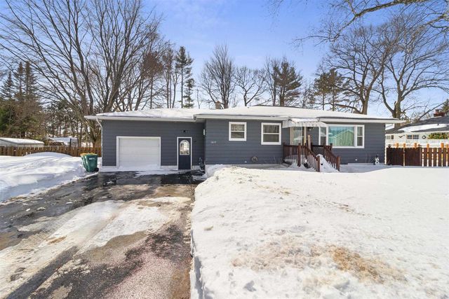 1017 EDGEWOOD CIRCLE, Marinette, WI 54143