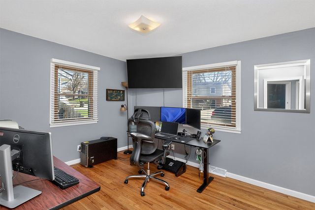 2400 E 39th Court, Des Moines, IA 50317