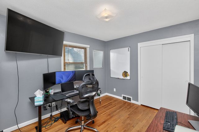 2400 E 39th Court, Des Moines, IA 50317