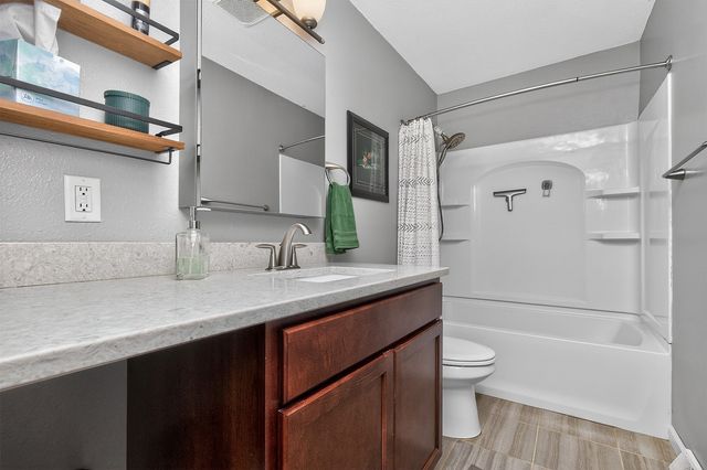 2400 E 39th Court, Des Moines, IA 50317