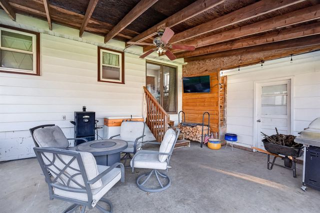 2400 E 39th Court, Des Moines, IA 50317