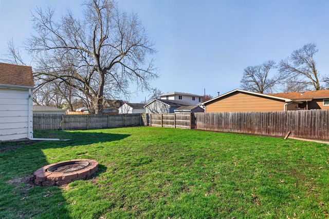 2400 E 39th Court, Des Moines, IA 50317