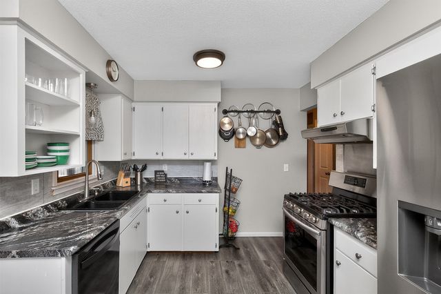 2400 E 39th Court, Des Moines, IA 50317