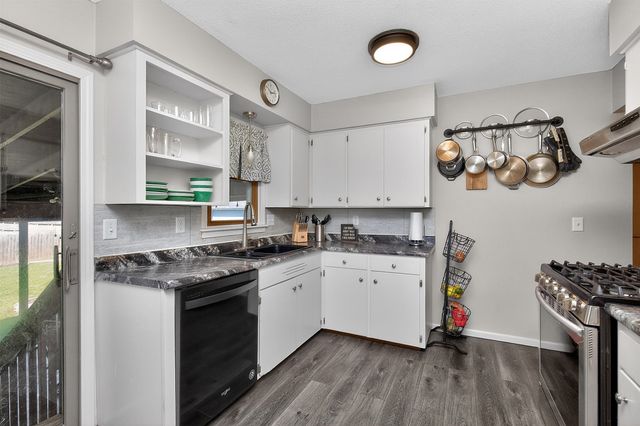 2400 E 39th Court, Des Moines, IA 50317