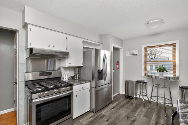 2400 E 39th Court, Des Moines, IA 50317