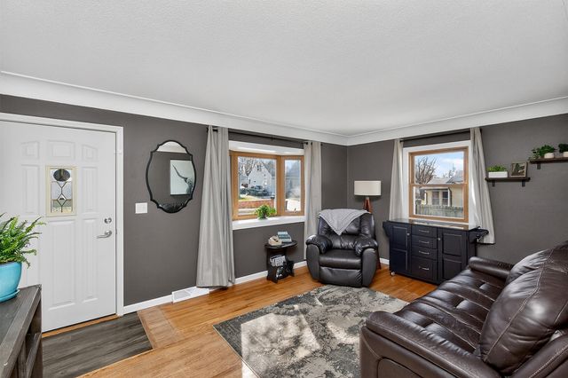 2400 E 39th Court, Des Moines, IA 50317