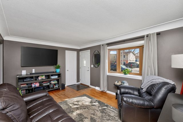 2400 E 39th Court, Des Moines, IA 50317