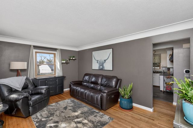 2400 E 39th Court, Des Moines, IA 50317