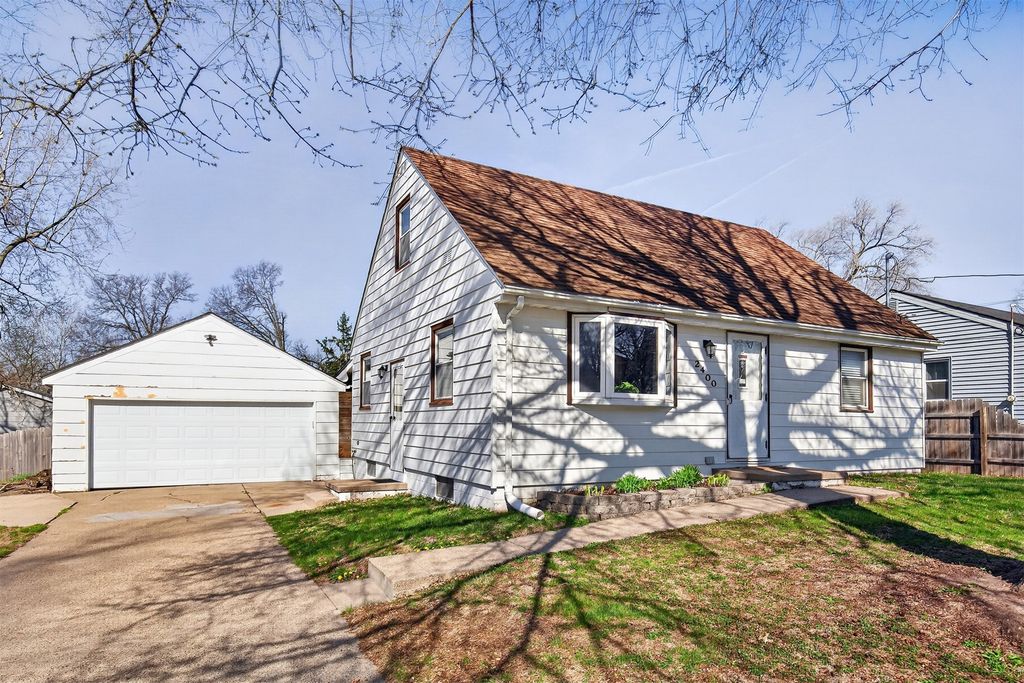 2400 E 39th Court, Des Moines, IA 50317